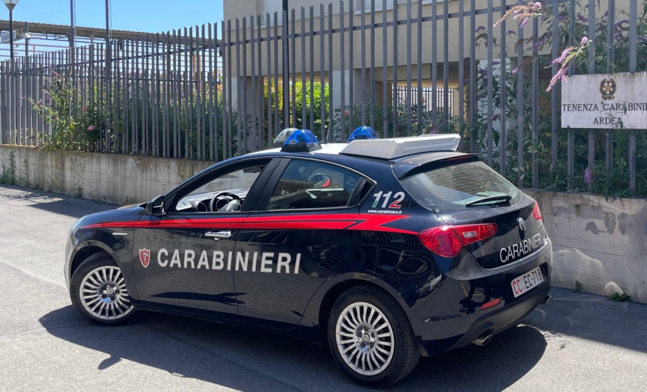 Denunciato a Reggio Emilia con coltello e hashish