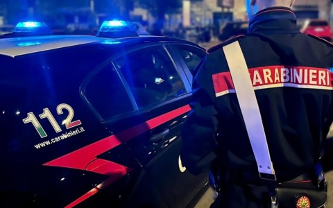Tentano di strapparle la catenina, poi fuggono