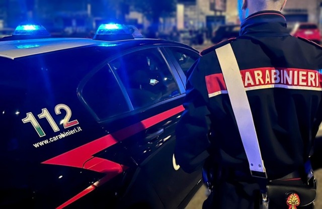 Tentano di strapparle la catenina, poi fuggono