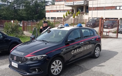 Due uomini aggrediti e feriti con armi da taglio
