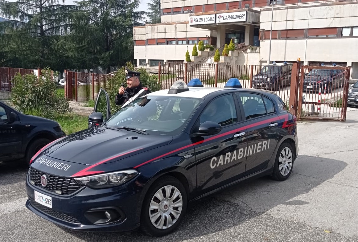 Due uomini aggrediti e feriti con armi da taglio