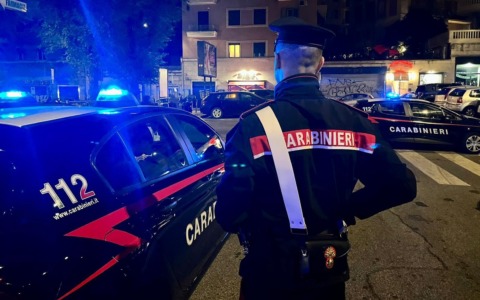 Lite fuori da un locale: cinque giovani feriti