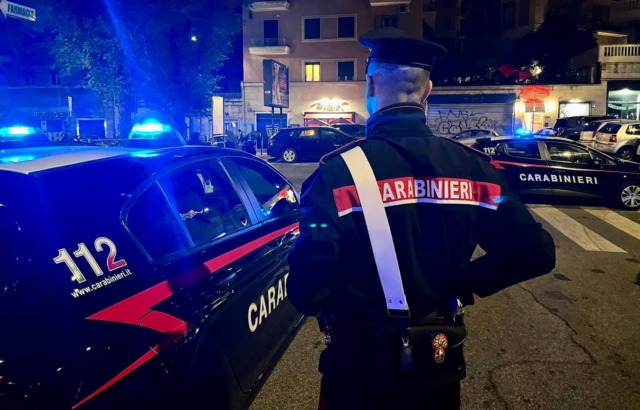 Lite fuori da un locale: cinque giovani feriti