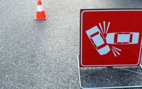 Operaio ferito dopo il ribaltamento di un escavatore