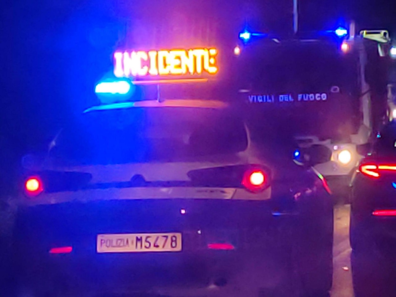 Auto fuori strada e ribaltata contro una pianta a Reggio Emilia