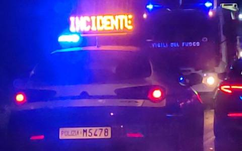 Auto fuori strada e ribaltata contro una pianta a Reggio Emilia