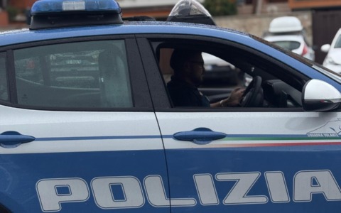 Picchia la madre per i debiti di gioco: arrestato a 22 anni