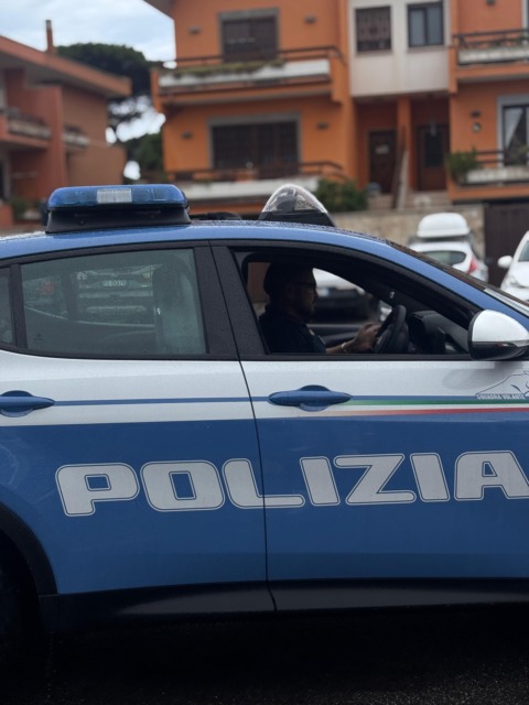 Picchia la madre per i debiti di gioco: arrestato a 22 anni