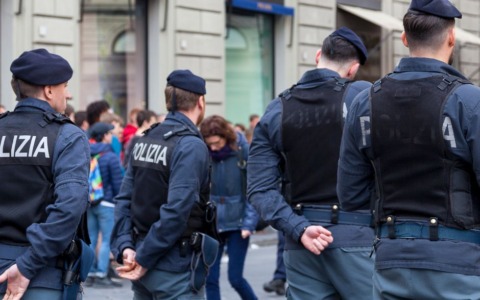Inseguimento nella notte, 21enne arrestato su mezzo rubato
