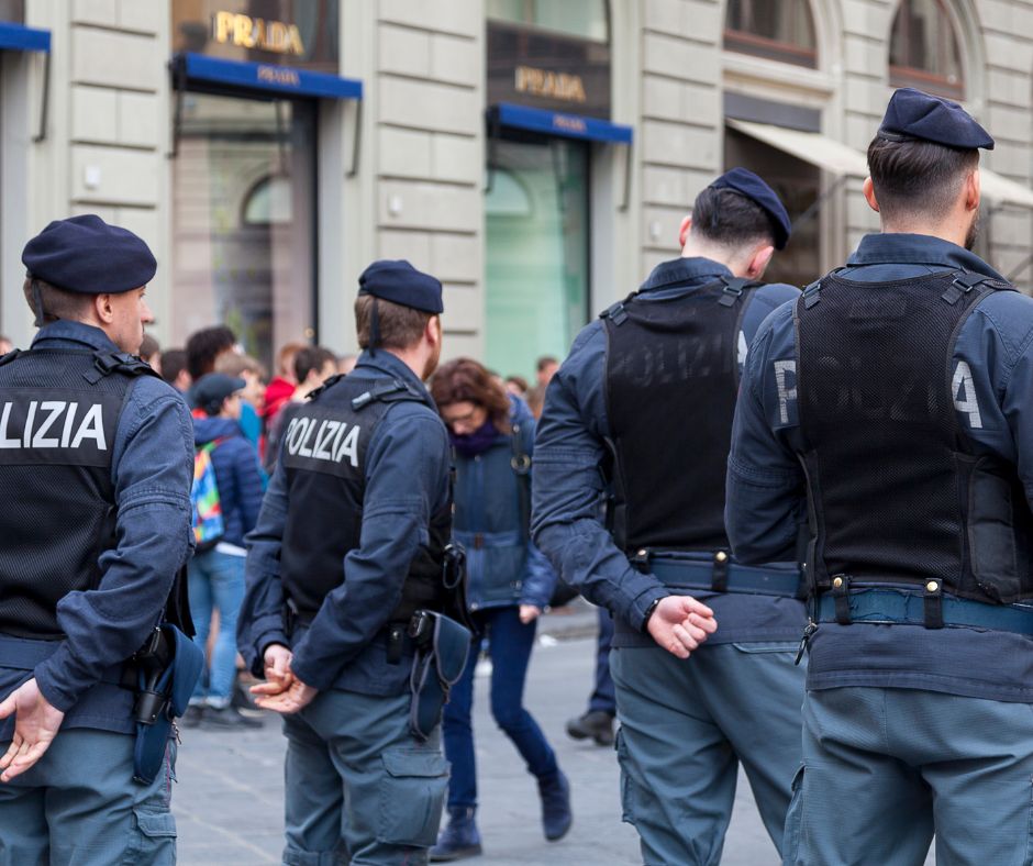 Inseguimento nella notte, 21enne arrestato su mezzo rubato
