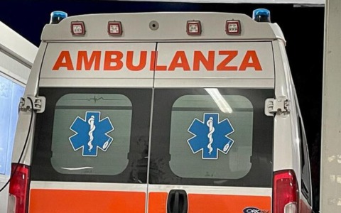 Malore nei boschi, muore un 68enne mentre cerca funghi