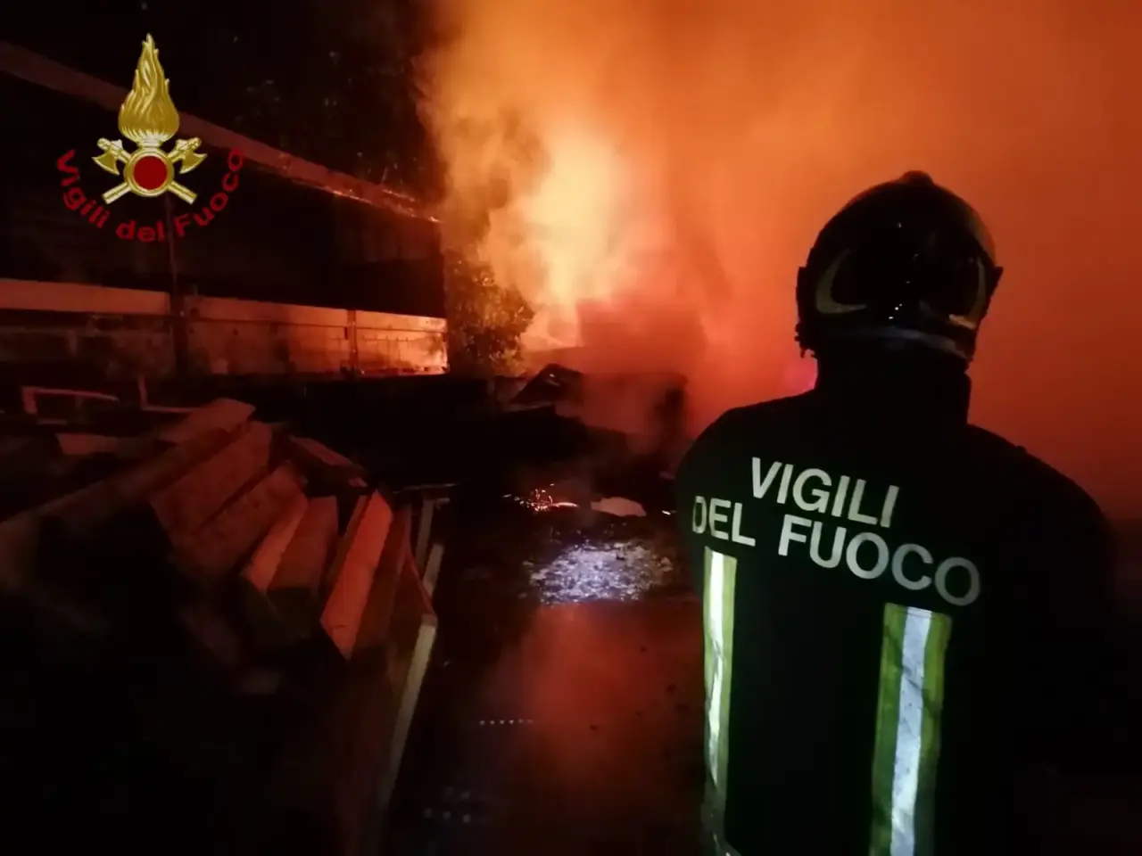 Incendio su un carro ferroviario, intervento a Guastalla
