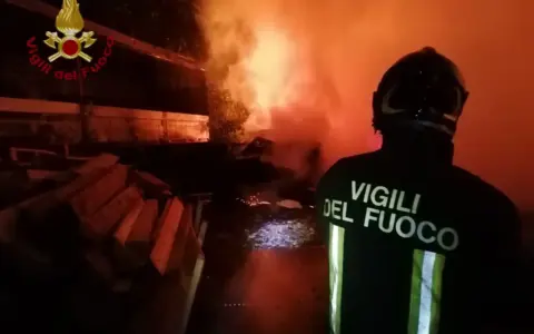 Incendio su un carro ferroviario, intervento a Guastalla