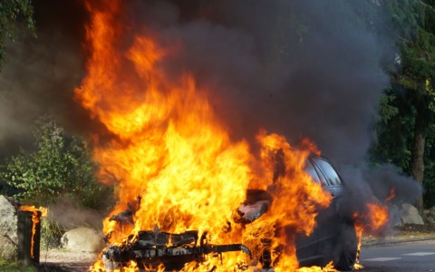 Auto incendiata a Cadelbosco Sopra, si indaga sul dolo